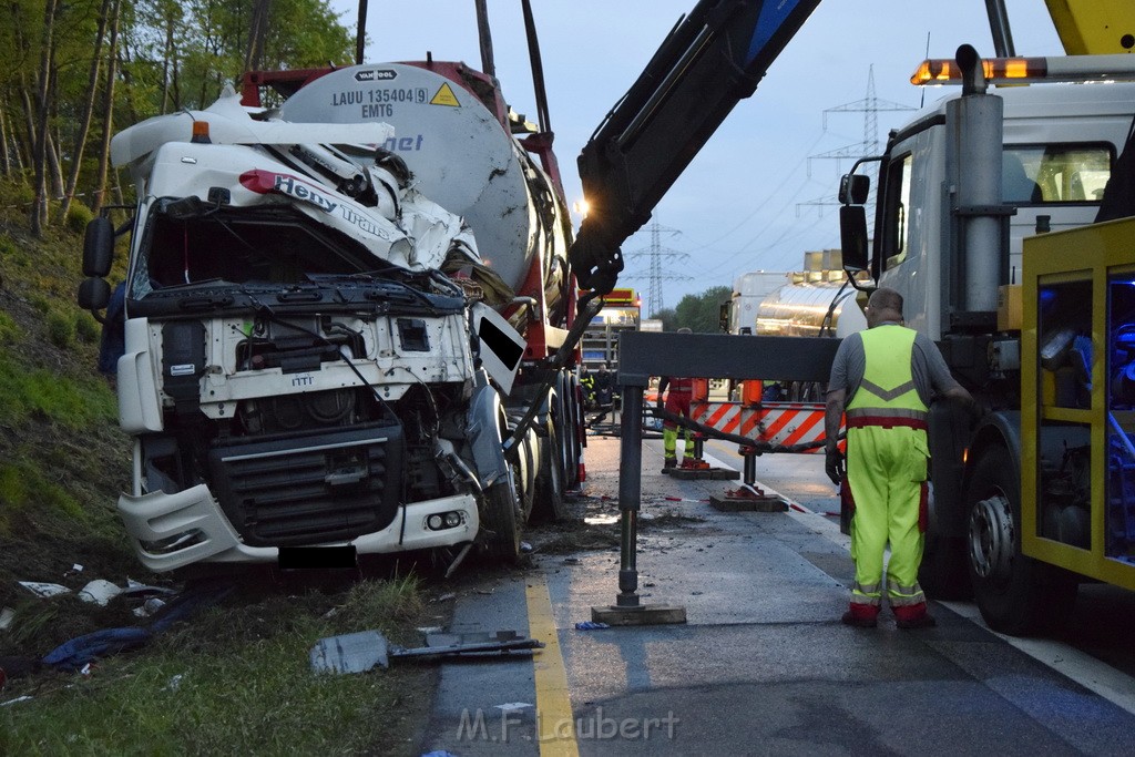 VU Gefahrgut LKW umgestuerzt A 4 Rich Koeln Hoehe AS Gummersbach P556.JPG - Miklos Laubert